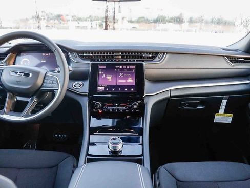 New 2025 Jeep Grand Cherokee Laredo image 13