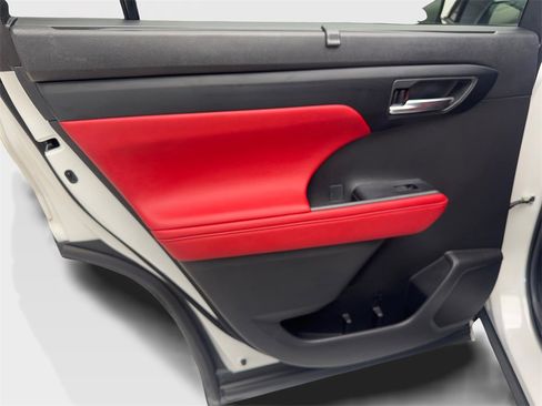 Used 2024 Toyota Highlander FWD image 38