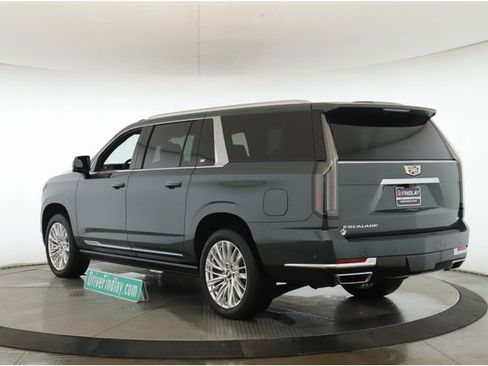Used 2025 Cadillac Escalade ESV Premium Luxury w/ Touring Package image 8