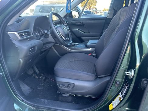 Used 2023 Toyota Highlander LE image 4