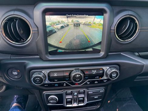 Used 2022 Jeep Wrangler Unlimited Sahara image 19