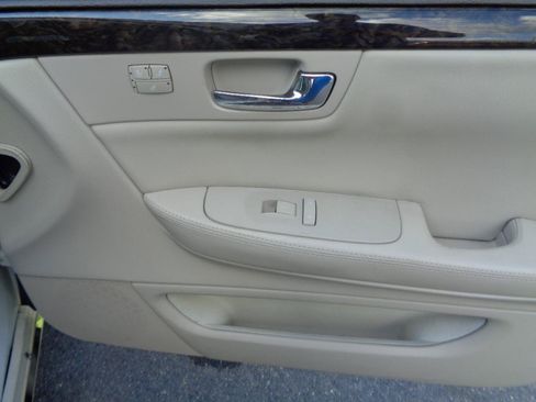 Used 2011 Cadillac DTS Luxury FWD image 29
