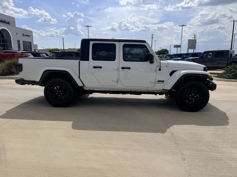 Used 2022 Jeep Gladiator Sport AWD/4WD image 2