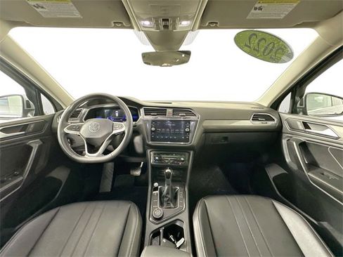 Used 2022 Volkswagen Tiguan SE image 32