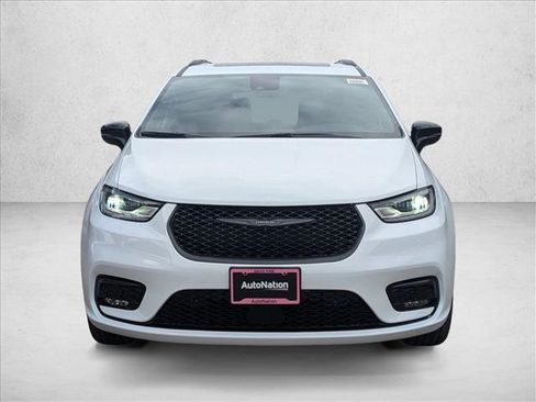 New 2026 Chrysler Pacifica Limited image 5