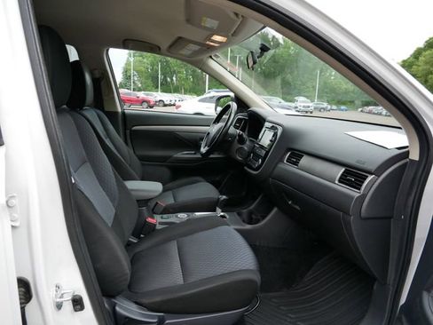 Used 2014 Mitsubishi Outlander SE AWD/4WD image 8