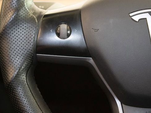 Used 2021 Tesla Model Y Long Range image 22