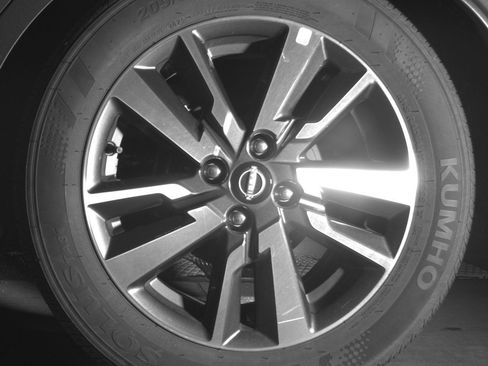 Used 2025 Nissan Versa SV image 14