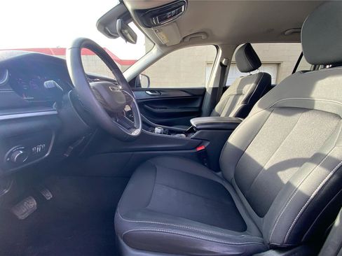 Used 2023 Jeep Grand Cherokee L Laredo image 10