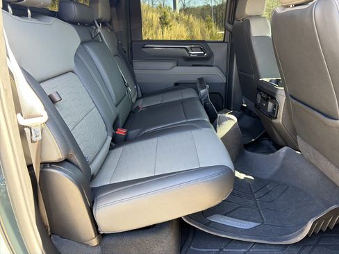 Used 2025 Chevrolet Silverado 2500 ZR2 w/ Technology Package image 15