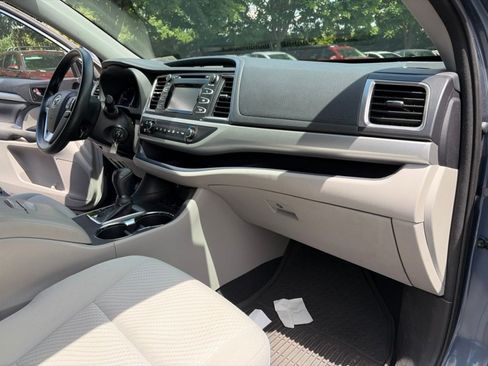 Used 2016 Toyota Highlander LE AWD/4WD image 23