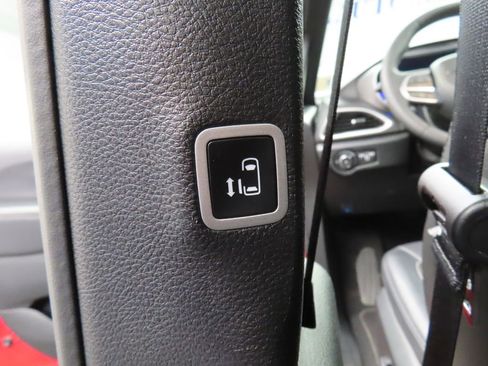Used 2025 Chrysler Pacifica Select FWD image 50