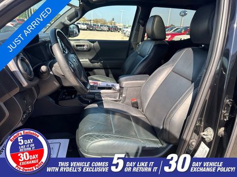 Used 2020 Toyota Tacoma TRD Sport w/ TRD Premium Sport Package AWD/4WD image 4