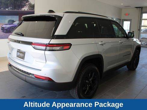 Used 2025 Jeep Grand Cherokee Altitude AWD/4WD image 20