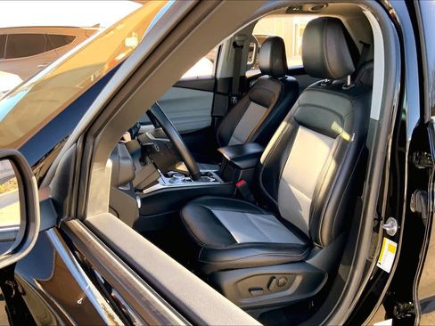 Used 2022 Ford Explorer XLT w/ Equipment Group 202A image 7