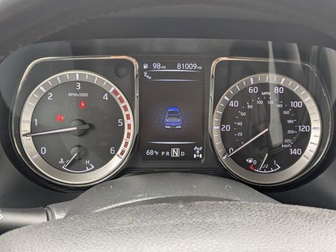 Used 2018 Nissan Titan SL w/ Chrome Package AWD/4WD image 15