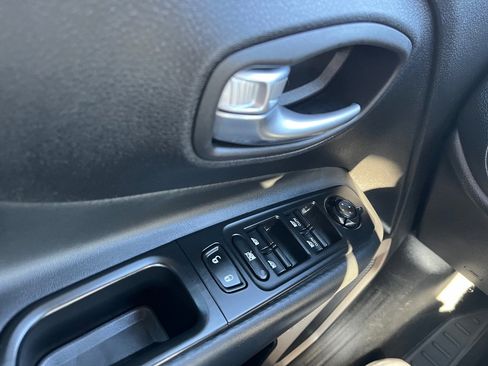 Used 2017 Jeep Renegade Trailhawk image 23