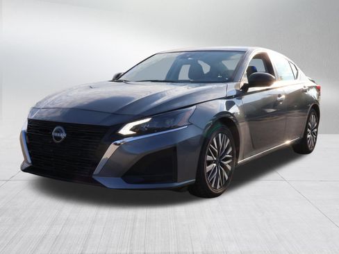 Used 2025 Nissan Altima 2.5 SV FWD image 3