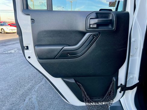 Used 2017 Jeep Wrangler Unlimited Sahara image 29