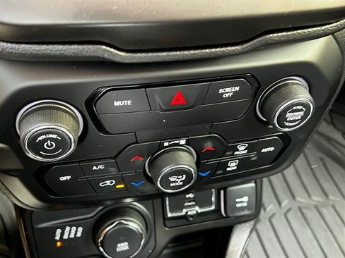 Used 2020 Jeep Renegade Limited AWD/4WD image 35