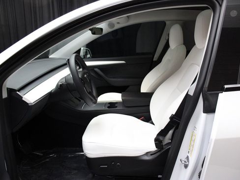 Used 2022 Tesla Model Y Long Range image 46