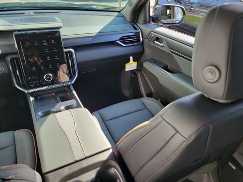 New 2026 GMC Acadia AT4 w/ Luxury Package AWD/4WD image 18