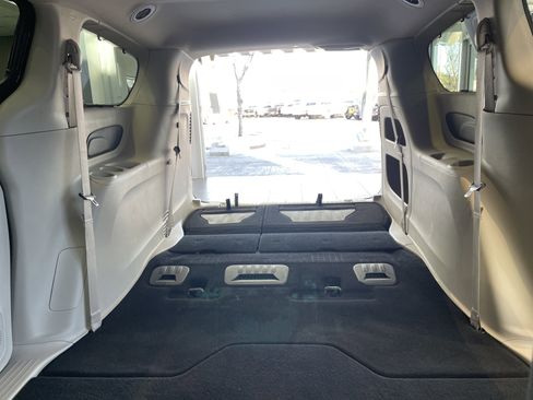 Used 2022 Chrysler Pacifica Touring-L image 15