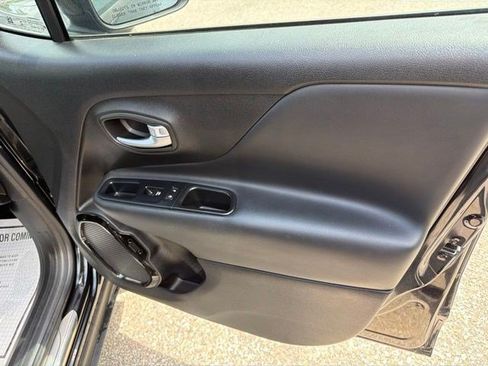 Used 2018 Jeep Renegade Altitude FWD image 19