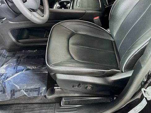 Used 2025 Chrysler Pacifica Limited image 27
