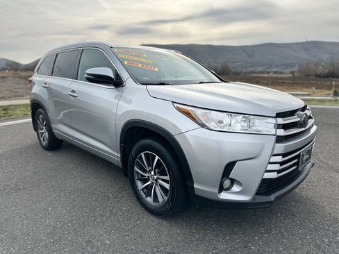 Used 2018 Toyota Highlander XLE image 3