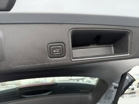 Used 2024 GMC Terrain SLT w/ Infotainment Package II image 6