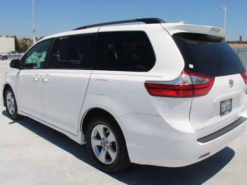 Used 2019 Toyota Sienna LE FWD image 5