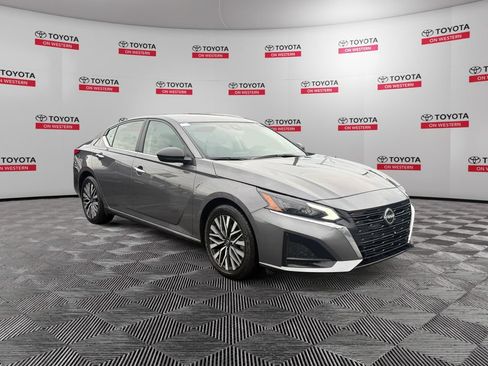 Used 2025 Nissan Altima 2.5 SV FWD image 3