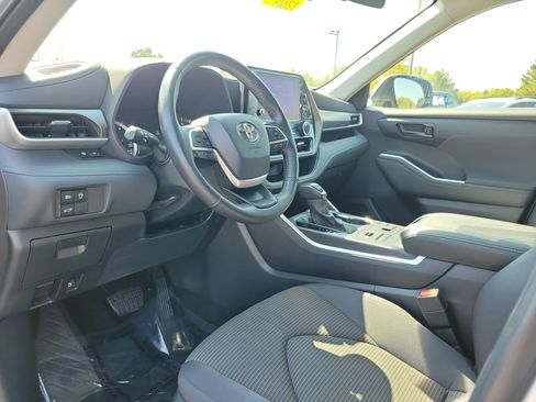 Used 2024 Toyota Highlander LE image 19