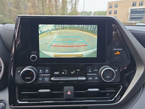 Used 2023 Toyota Highlander XLE image 20