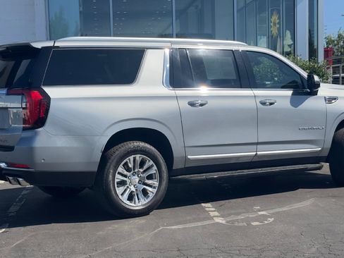 Used 2025 GMC Yukon XL Denali AWD/4WD image 3