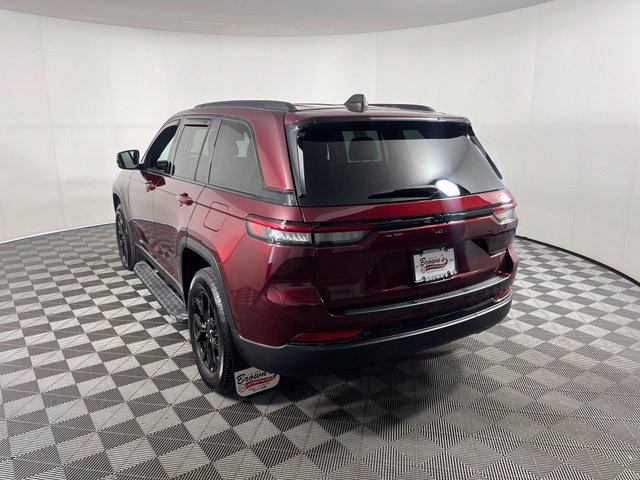 Used 2025 Jeep Grand Cherokee Altitude AWD/4WD image 5