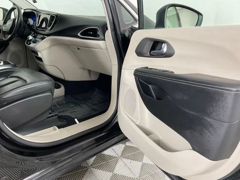 Used 2023 Chrysler Pacifica Touring-L FWD image 16