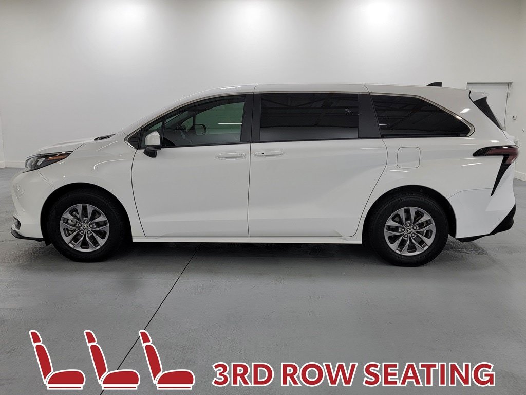 Used 2024 Toyota Sienna LE FWD image 5