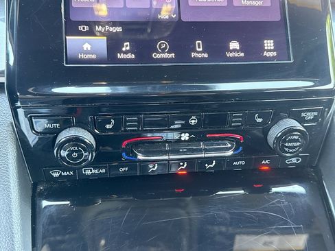 Used 2023 Jeep Grand Cherokee Altitude AWD/4WD image 16