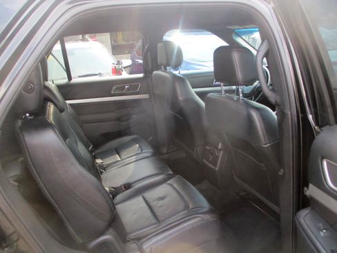 Used 2017 Ford Explorer XLT w/ Equipment Group 202A AWD/4WD image 10