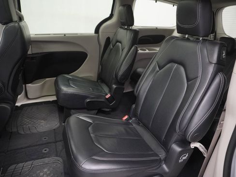 Used 2022 Chrysler Pacifica Touring-L AWD/4WD image 18