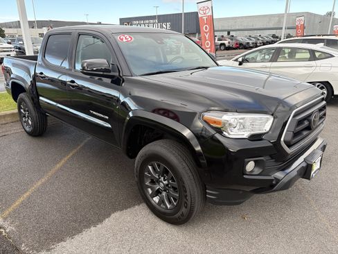 Certified 2023 Toyota Tacoma SR5 AWD/4WD image 2