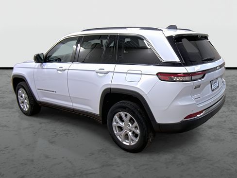 Used 2023 Jeep Grand Cherokee Limited w/ Luxury Tech Group II image 2