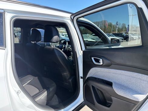 Used 2024 Jeep Compass Latitude image 29