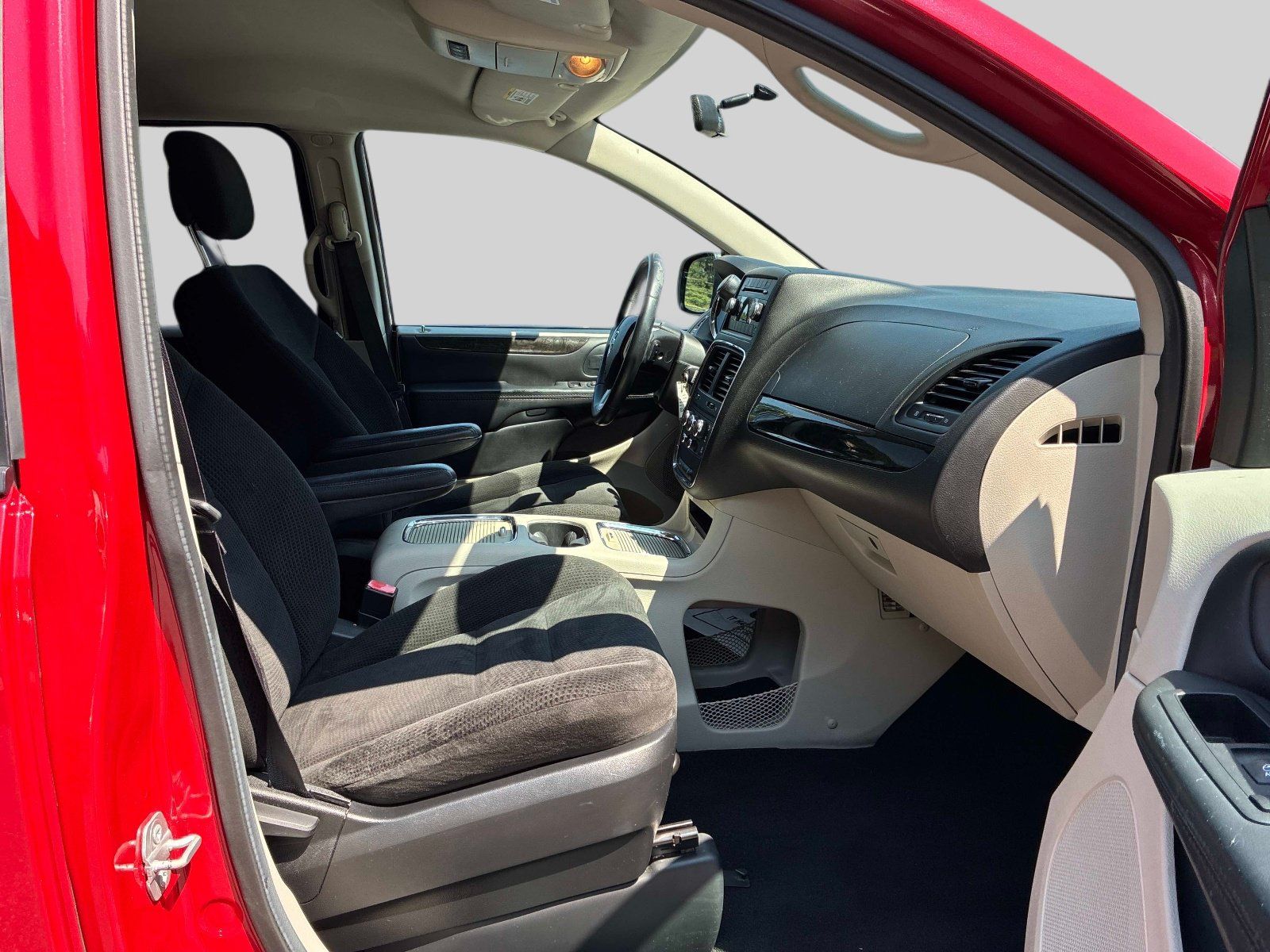 Used 2016 Dodge Grand Caravan SXT w/ Rear Park Assist Package FWD image 9
