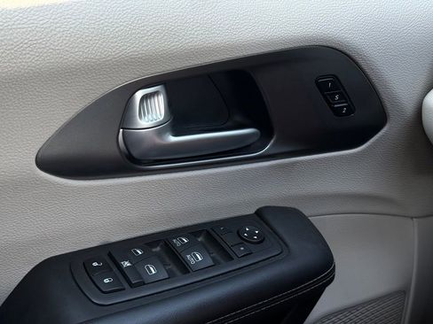 Used 2024 Chrysler Pacifica Touring-L FWD image 20