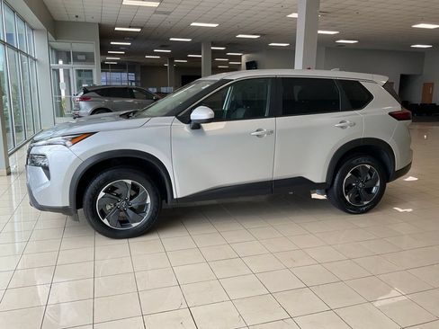 Used 2024 Nissan Rogue SV AWD/4WD image 4