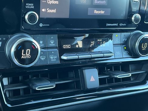 Used 2020 Toyota Highlander XLE image 18