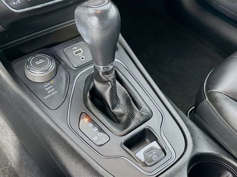 Used 2019 Jeep Cherokee Latitude Plus w/ Cold Weather Group image 16